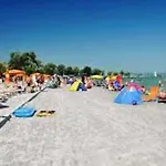 Menta Partkoezelben *