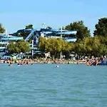 Menta Partkoezelben *