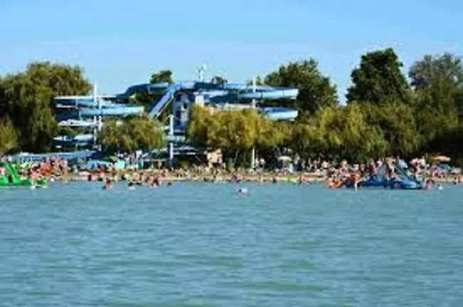 Menta Partkoezelben *